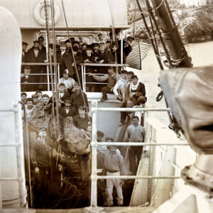 Εκπρόσωποι της κυβέρνησης, άνδρες του πολεμικού ναυτικού και σφουγγαράδες πάνω στο «Μυκάλη», έξω από τα Αντικύθηρα (χειμώνας 1900-1901)