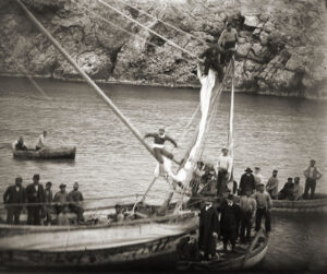 Oι σφουγγαράδες της Σύμης στο σημείο του αρχαίου ναυαγίου στα Αντικύθηρα, φωτογραφία του 1900