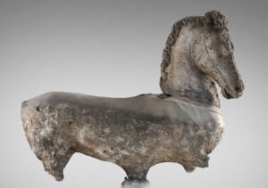 Μαρμάρινο άγαλμα αλόγου: Προέρχεται από το ναυάγιο στη θαλάσσια περιοχή των Αντικυθήρων. Αρχές του 1ου αι. π.Χ.