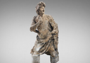 Ανδρικό μαρμάρινο άγαλμα, Αχιλλέα: Προέρχεται από το ναυάγιο στη θαλάσσια περιοχή των Αντικυθήρων. Χρονολογείται πριν από τα μέσα του 1ου αι. π. Χ.