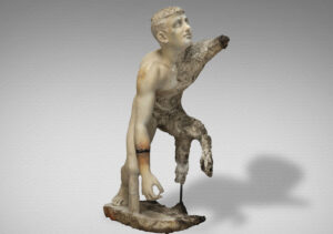 Μαρμάρινο άγαλμα αγοριού: Προέρχεται από το ναυάγιο στη θαλάσσια περιοχή των Αντικυθήρων. Αρχές 1ου αιώνα π.Χ.
