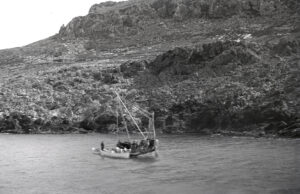 Σφουγγαράδες έξω από τα Αντικύθηρα (1900-1901) [Φωτογραφικό αρχείο ΕΑΜ]. Γυάλινο αρνητικό αρ. ευρ. 1. Β1.2.3